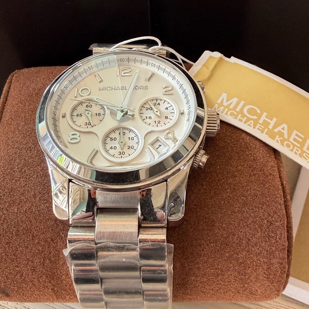 New Michael Kors MK5076 Runway Silver Chronograph Watch - Picture 2 of 10